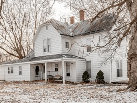304 N June St, Dearborn, MO 64439